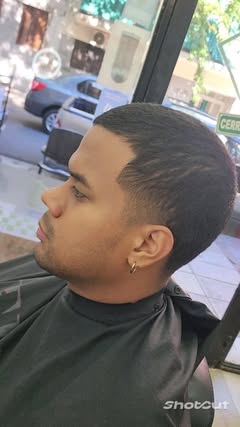 Barbero profesional trabajando